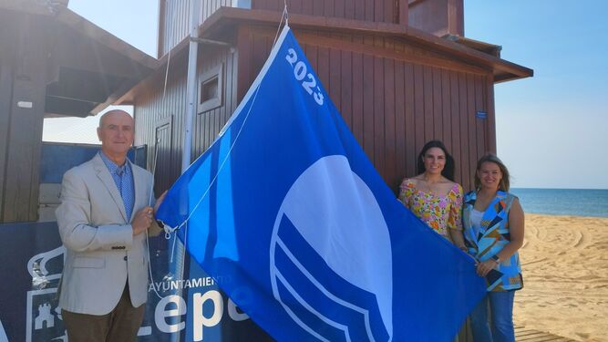 La bandera Azul en la playa de Santa Pura en Lepe.