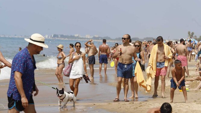 Las playas de Huelva repletas a pesar de la bajada de las temperaturas este sábado