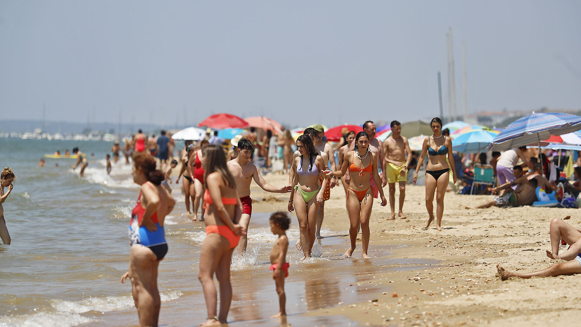 Ambiente en las playas de Huelva en el domingo 2 de julio