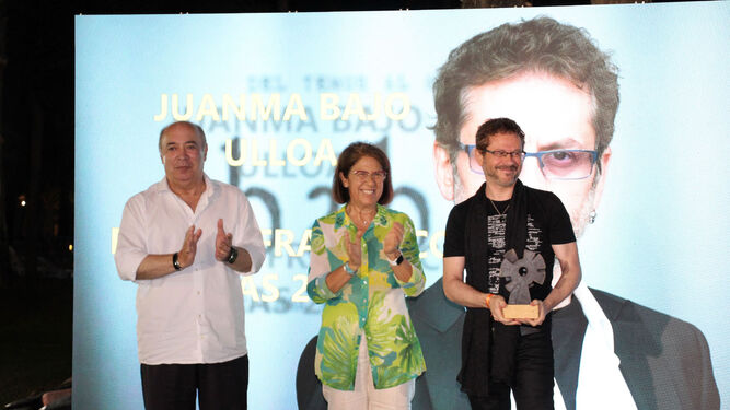 Juanma Bajo Ulloa recoge el premio 'Francisco Elías'.