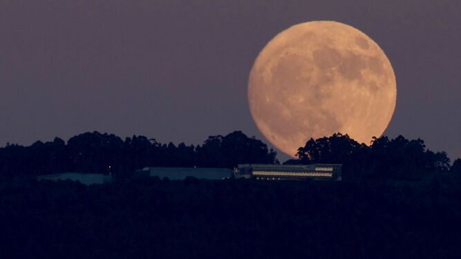 Las imágenes de la Luna de Ciervo, la increíble Superluna  de esta semana