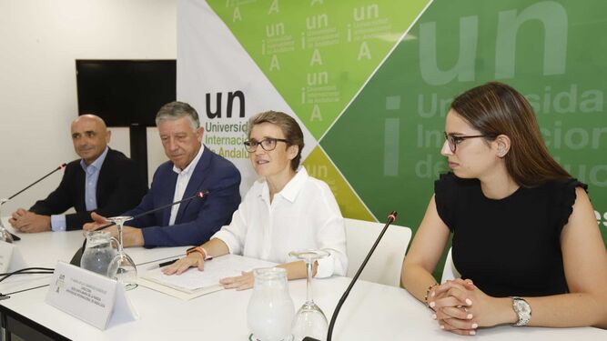 La directora de la UNIA en Huelva, María de la O Barroso explica las actividades culturales
