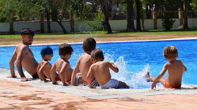 Casi 90 niños y niñas disfrutan del Campus de Verano de Hinojos