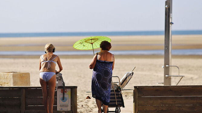 Dos señoras llegando a las playas de Huelva.