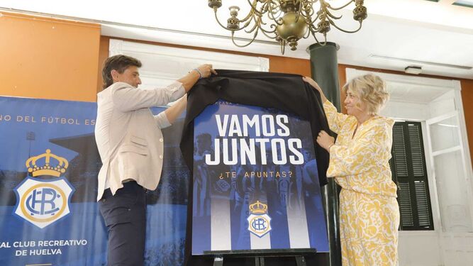 Jesús Vázquez y Begoña Calderón destapan en cartel de la nueva campaña de abonados.