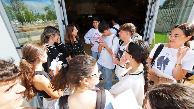 Varios alumnos a las puertas de la Universidad de Huelva el día que hicieron la Selectividad.