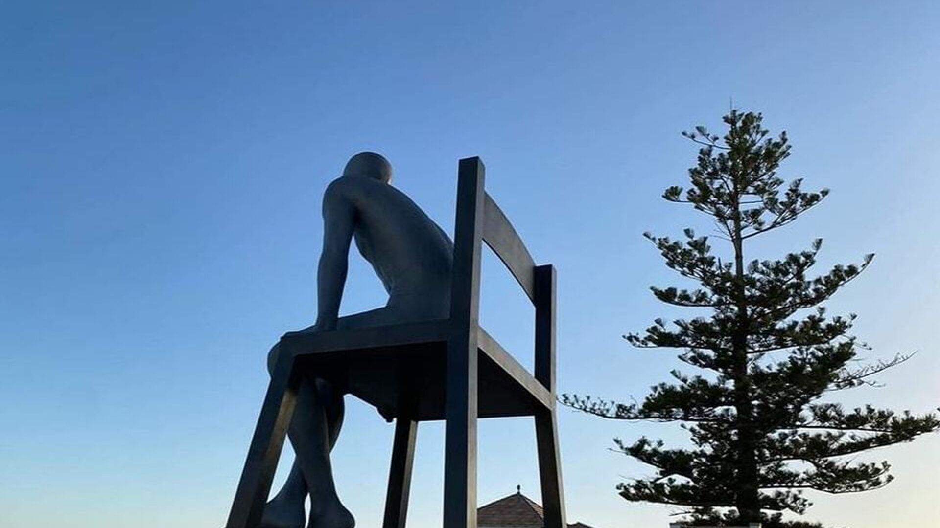 As&iacute; es la nueva escultura 'Socorrista de Biarritz I-I' que decora el museo al aire libre de La Antilla