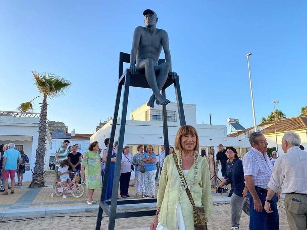El 'Socorrista de Biarritz I-I', nueva escultura de Aurora Ca&ntilde;ero en el paseo mar&iacute;timo de La Antilla