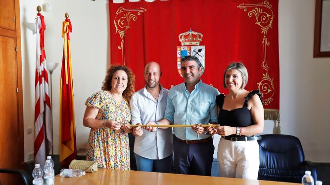 Los cuatro concejales del partido Popular posan con el bastón de mando del nuevo alcalde, Francisco José Suero (segundo por la derecha).