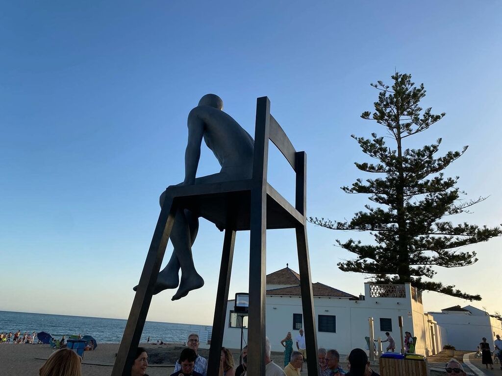 El 'Socorrista de Biarritz I-I', la nueva escultura que decora el paseo mar&iacute;timo de La Antilla