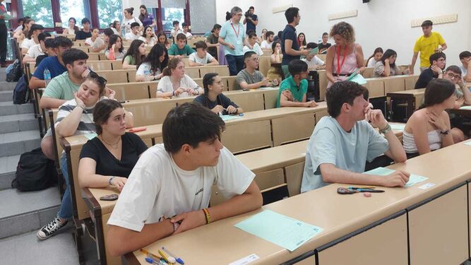 Estudiantes en la convocatoria extraordinaria de Selectividad en la Universidad de Sevilla.