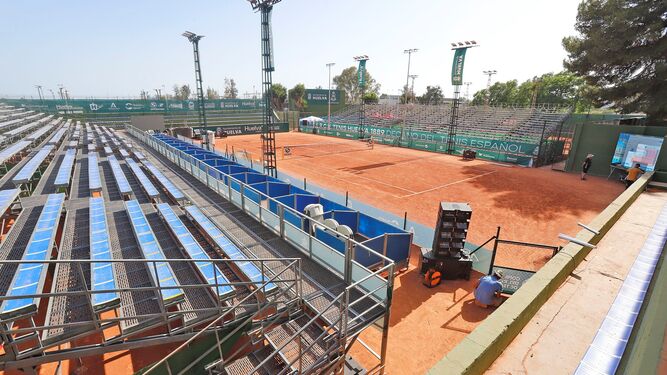 Operarios preparan la pista que albergará la Copa del Rey de tenis.