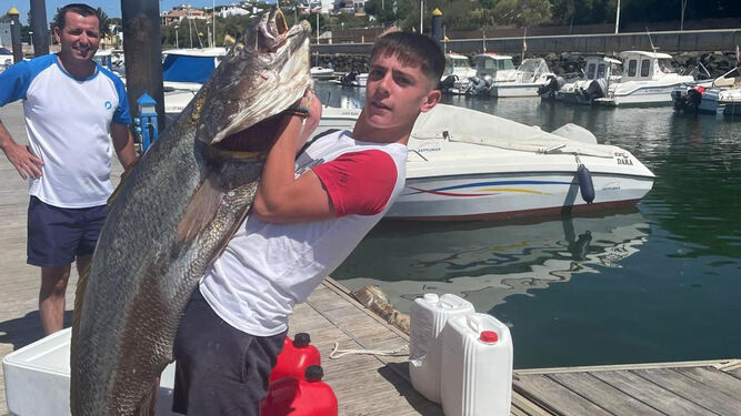 Juan Manuel Cumbreras (14 años), muestra su ejemplar de 35 kilos