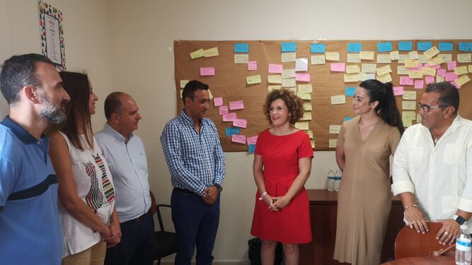 María Eugenia Limónconversa con el personal de Hudisa