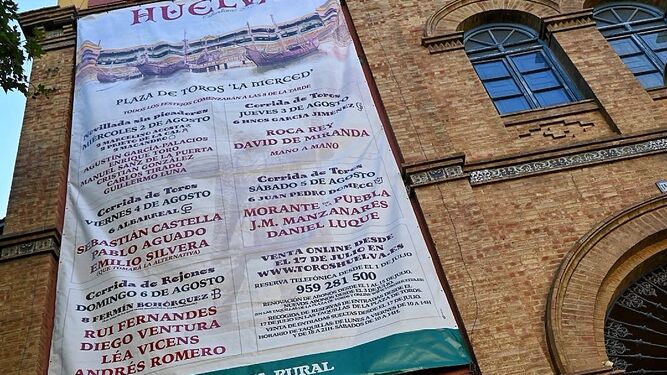 El cartel gigante en la Plaza de Toros de Huelva.