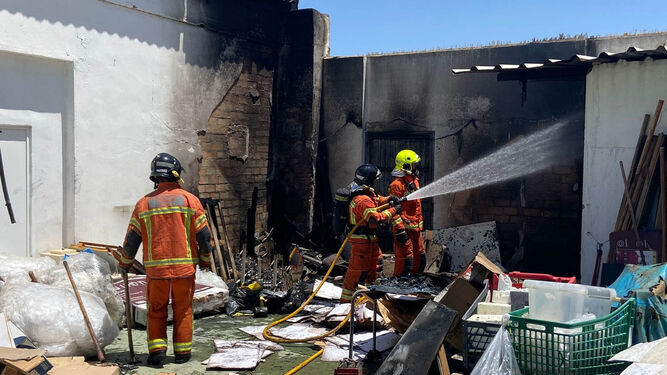 Los bomberos del Consorcio en su intervención en Isla Cristina