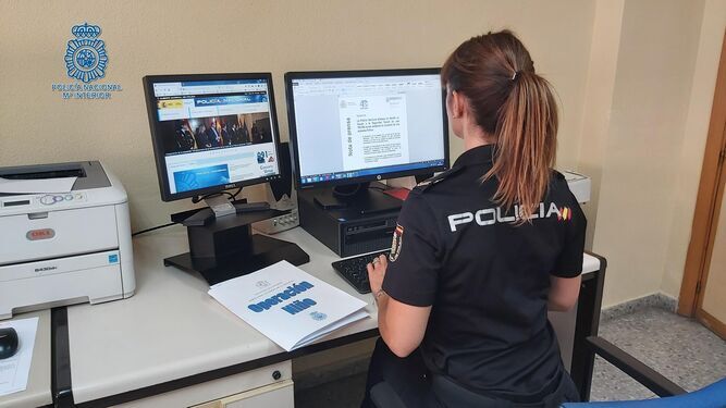 Una agente de la Policía Nacional trabaja ante un ordenador