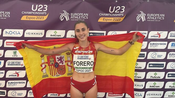 La atleta onubense María Forero posa con la bandera española tras ganar la medalla de plata en el 5.000m del Europeo sub-23.