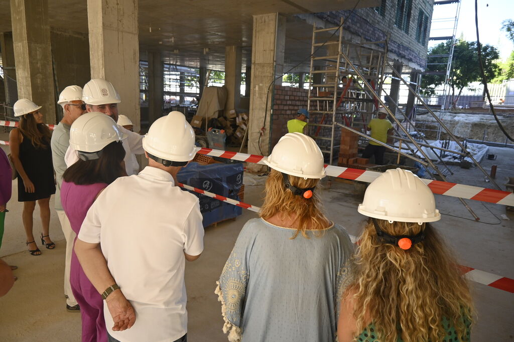 Amelia Martinez y Pilar Miranda visitan las obras de proyecto de residencia en el Campus del Carmen, en im&aacute;genes
