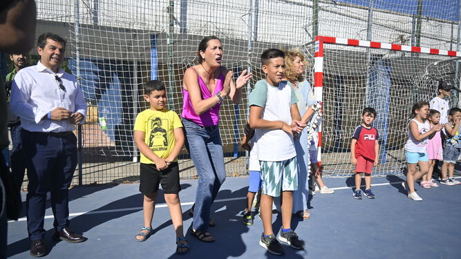 Loles López visita la escuela de verano del Distrito V en  Huelva