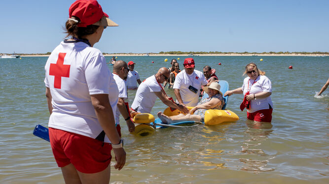 Las personas con movilidad reducida disfrutan de un baño gracias a la Cruz Roja.