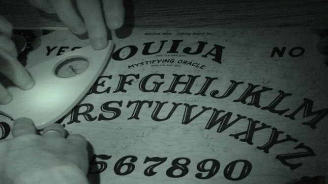 Imagen de dos personas haciendo una 'ouija'.