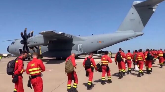 Un centenar de militares de la UME parte desde Morón hacia Canarias por el incendio de La Palma