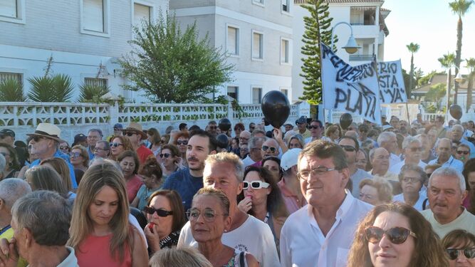 Los miembros de Vox en la manifestación por la regeneración de las playa de El Portil.