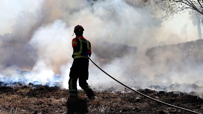 Bombero sofocando las llamas en un incendio en Huelva