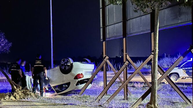 Increíble accidente en Cartaya: un coche queda bocabajo  y su conductor no sufre un rasguño