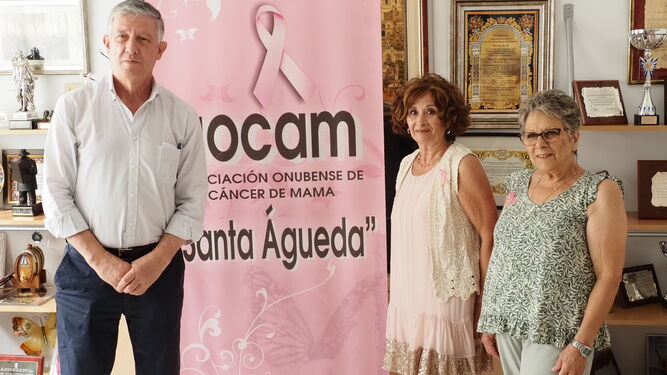 Integrantes de la AOCAM junto con el alcalde de Palos