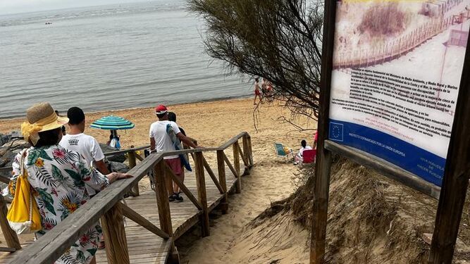 El Ayuntamiento de Punta Umbría realiza una actuación de emergencia en dos accesos a la playa de El Portil