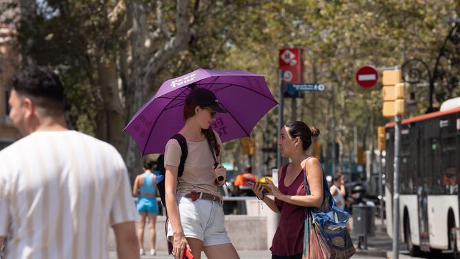 Turistas sufriendo el calor en Barcelona