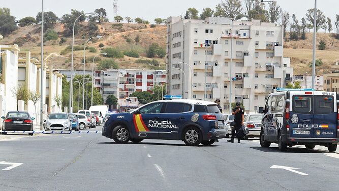 Efectivos de la Policía Nacional en la zona del hotel Suárez de Huelva.