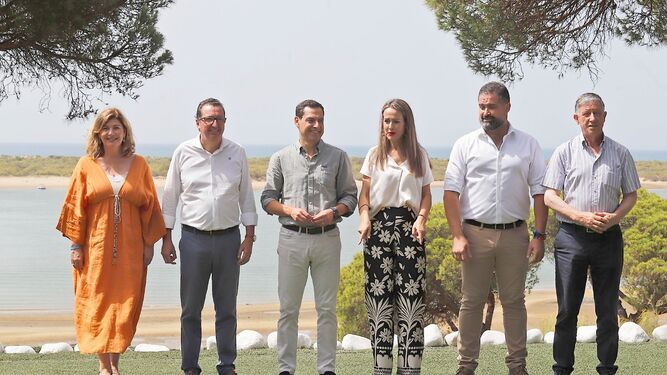 El presidente de la Junta de Andalucía, Juanma Moreno, con los miembros del partido en El Rompido.