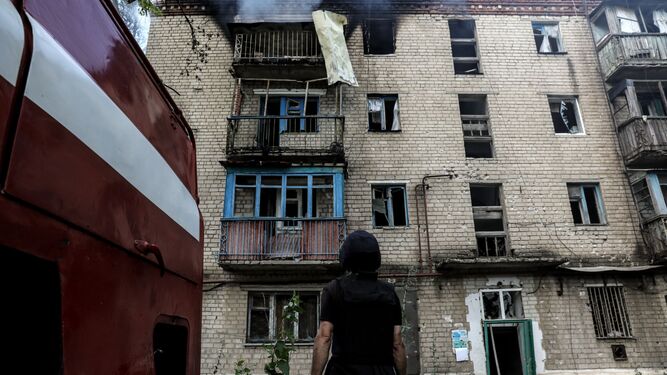 Un bombero ucraniano observa un edificio atacado en Siversk, en la región de Donetsk.