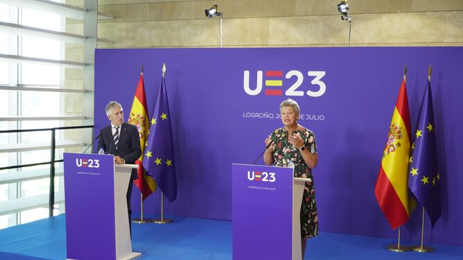 El ministro español del Interior, Fernando Grande Marlaska, y la comisaría europea de Asuntos de Interior, Ylva Johansson, durante la rueda de prensa en Logroño.