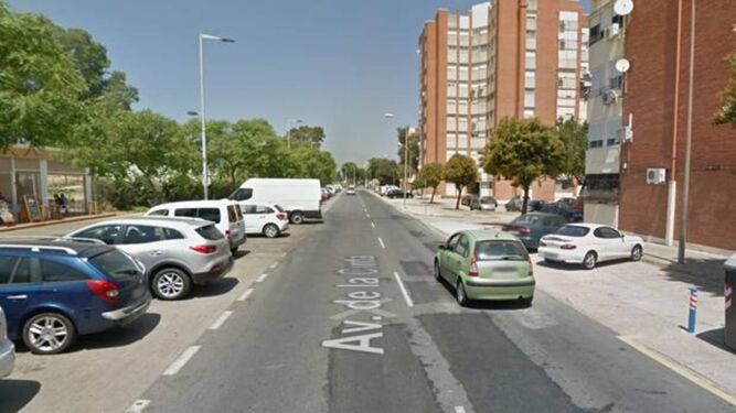Evacuada una mujer tras ser atropellada en la Avenida de la Cinta de Huelva