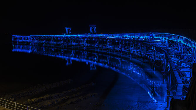 Muelle del Tinto ilumnado de azul