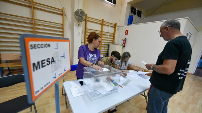 Un ciudadano vota en su colegio electoral en los últimos comicios