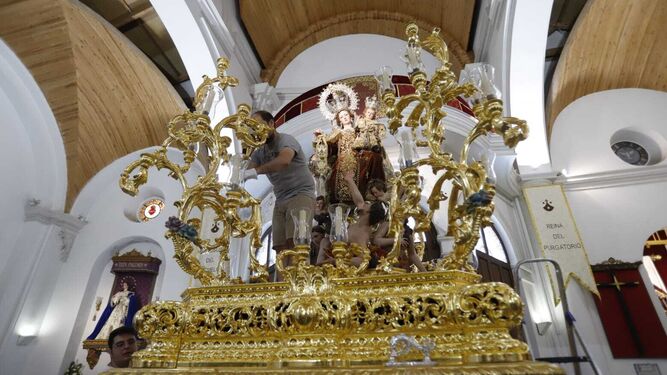 Se ultiman los preparativos para la salida procesional de la Virgen del Carmen desde la Concepción.