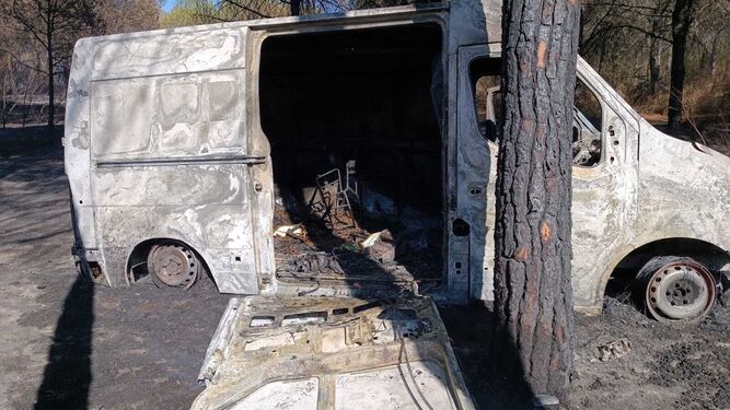 Una furgoneta robada provoca el incendio en el paraje de Malpica en Punta Umbría