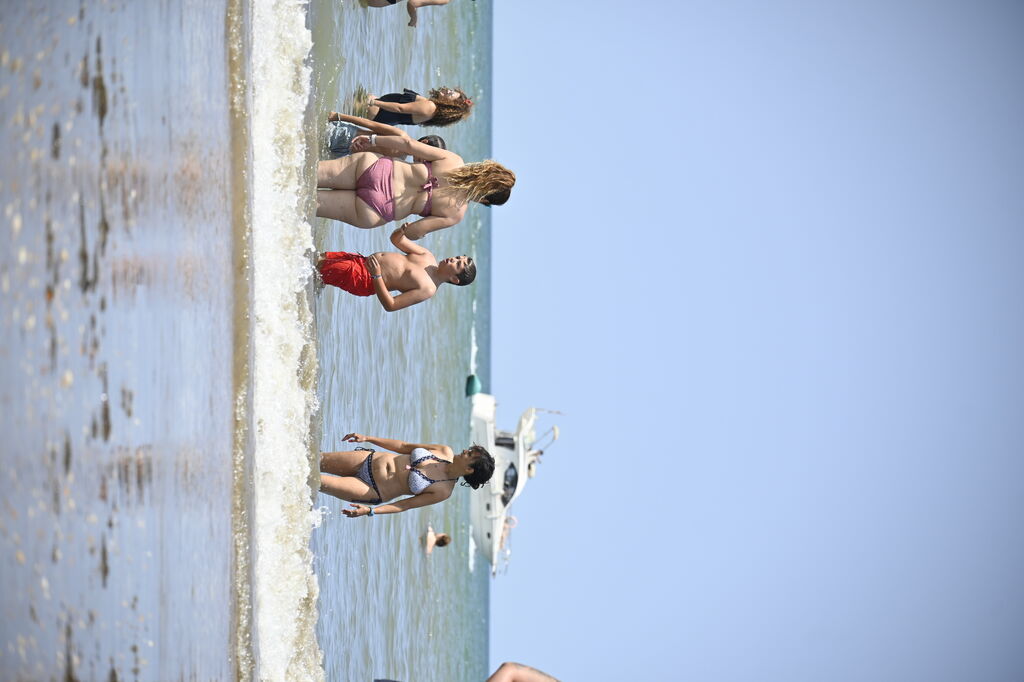 Ambiente en la playas de Huelva este s&aacute;bado 22 de julio, en im&aacute;genes