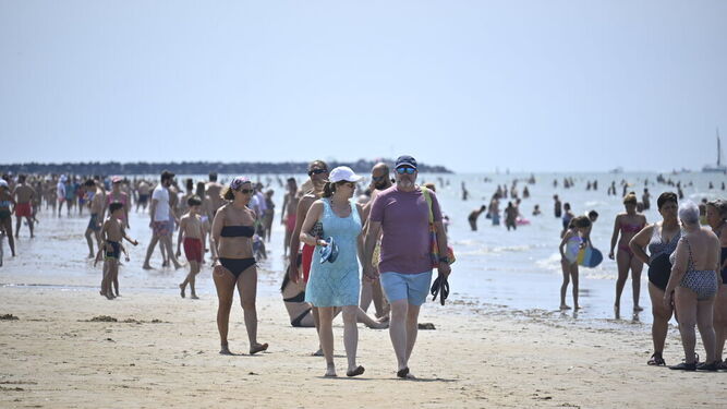 Onubenses y visitantes disfrutan de una jornada de sol en las playas de Huelva