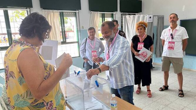 Sánchez Rufo votando en Huelva.