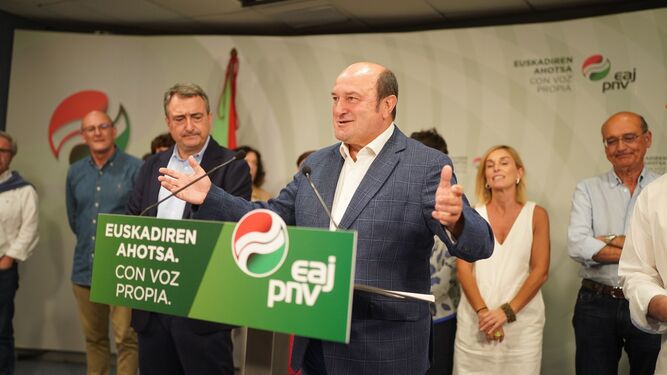 Andoni Ortuzar, presidente del PNV, con Aitor Esteban, candidato al Congreso