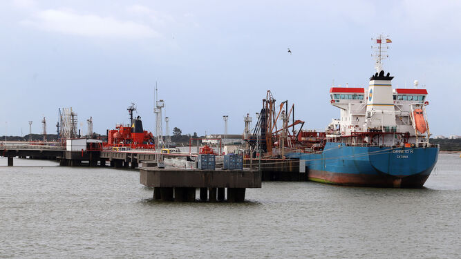 Barcos de mercancías en el Puerto de Huelva.