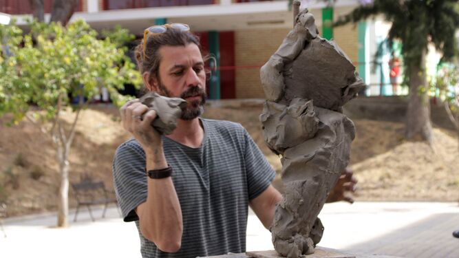 Martín Lagares trabajando en una escultura