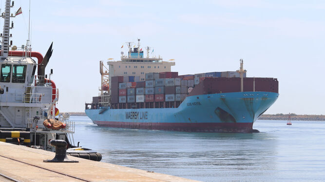 Un buque de mercancías Maersk en el Puerto de Huelva
