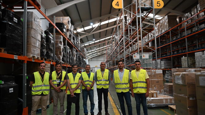 Imagen de la visita técnica de los responsables de la UTE (Axion y Cellnex) al centro logístico de UNEI en Sevilla.